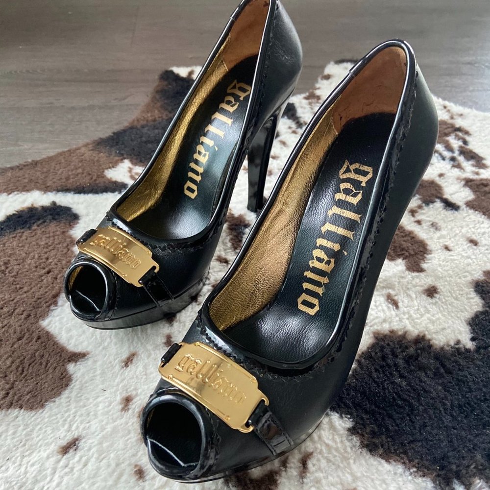 JOHN GALLIANO PEEK TOE STILETTOS WITH GOLD LOGO